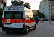 Мъжът ремонтирал товарния автомобил когато той потеглил на заден ходМъж