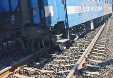 Няма пострадали при инцидента движението временно преустановеноПървият вагон на бързия