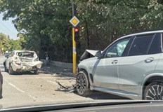 БМВ удари Субару на светофар Катастрофа между три автомобила се