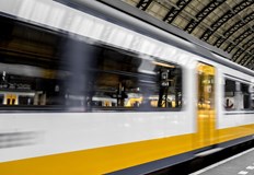 Кондукторът активирал аварийните спирачки след сигнали от пътницитеНеобичаен инцидент се