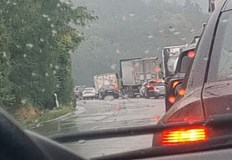 Движението в района е затрудненоКатастрофа стана преди минути край моста