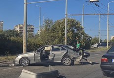 Движението е затруднено след удара на два леки автомобилаКатастрофа между