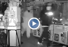 Четирима мъже разбиха витрината на магазин в Лос Анджелис и