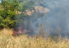Горят сухи треви движението в посока Варна е спряно заради
