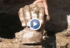 Археолозите смятат че тя принадлежи на наддвуметрова фигура на митичния