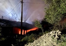 Над 100 животни изгоряха и един човек е тежко пострадал