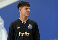 16 годишният футболист е първият българин вратар в историята на клубаМладият