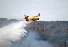 Силният вятър разпалва огнища близо до къщи докато в Калитея