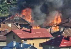 Три екипа огнеборци се бориха с огнената стихия до късно