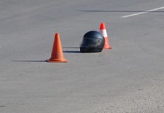 Мъжът управлявал мотоциклет Сузуки когато лек автомобил намалил за завиване25 годишен