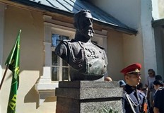 Монументът е изграден в Държавното предприятие Кабиюк край ШуменВоенен бюст паметник