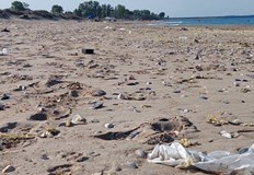 Екоактивистът Иван Белчев алармира за отпадъци с етикети на руски