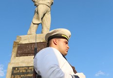 Областният управител се среща с командира на флота преди утрешните