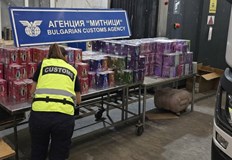 Стоката била укрита в 18 кашона в товарното помещениеМитнически служители