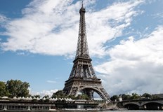 Един от задържаните скочи с парашут от емблематичната парижка забележителностТрима