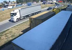 Знакът забранява паркингът зее празен но ТИР овете продължават да спират