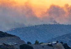 Пет кораба на бреговата охрана евакуират хора от плажовете Лимния