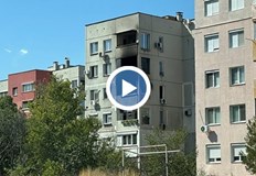 Огнени езици обхванаха жилище на третия етаж на блок зад
