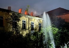 Шест пожарни екипа и 24 огнеборци потушиха пламъците за час