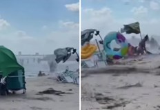 Вихрушката разхвърля чадъри и дюшеци в моретоМощна вихрушка определяна от