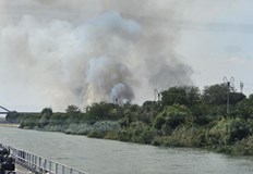 Хвърчат отломки на един километър разстояниеГолям пожар в Румъния създава