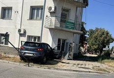 Автомобилът е съборил уличен стълб преди да се озове върху