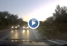 Видеото от Варненско показва как водач се размина на косъм