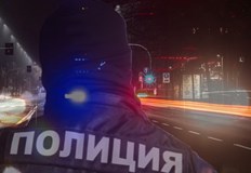 От 29 годишния извършител са иззети газов пистолет реплика на автомат