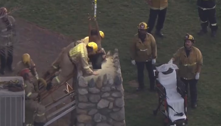 Тя се заклещи на метър дълбочина, след като се качи на покрива на сграда в парк