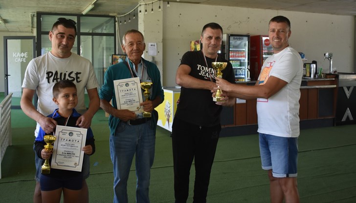 9-годишният Богомил Ангелов получи третата награда след жест на Димитър Пачелиев