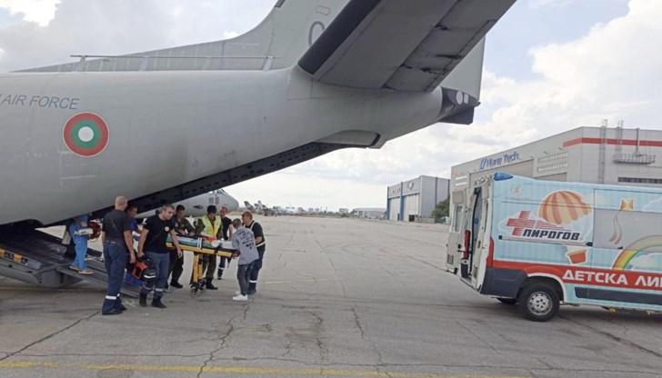Военният самолет транспортира детето до София за по-малко от четири часа