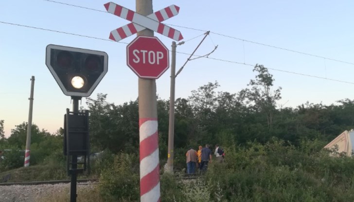 Шофьорът успя да излезе от автомобила преди удара, няма пострадали Шофьорът успя да излезе от автомобила преди удара, няма пострадали