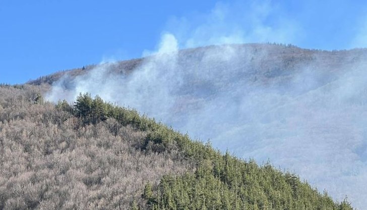 Няма опасност за жителите, но огънят заплашва минерална баня и стопански обекти