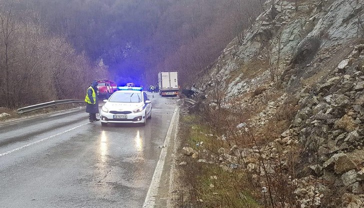 Сблъскаха се три автомобила край Мишеморков хан, сред ранените има деца Сблъскаха се три автомобила край Мишеморков хан, сред ранените има деца