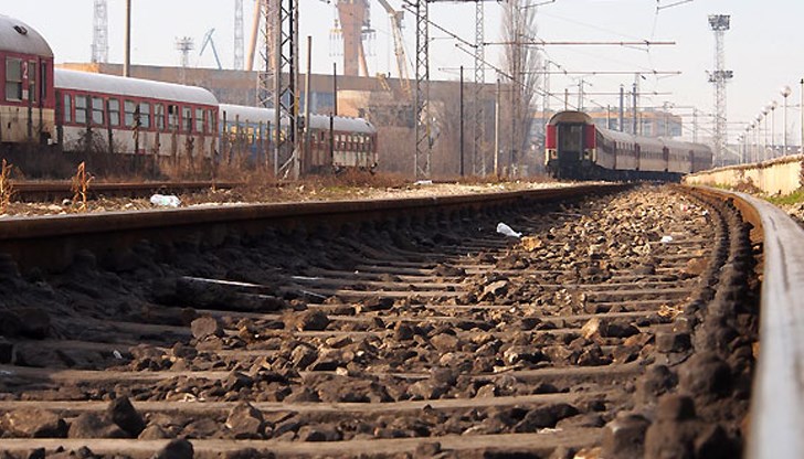 Няма жертви при инцидента, движението на влакове е временно преустановено до приключване на следствието