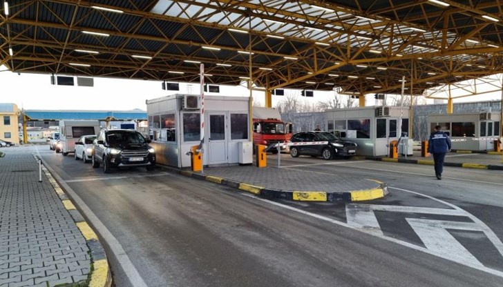 Движението на вход за леки автомобили е натоварено