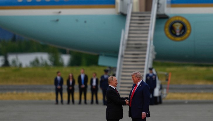 Американският и руският президент се ръкуваха на червения килим в база "Елмендорф-Ричардсън" Американският и руският президент се ръкуваха на червения килим в база "Елмендорф-Ричардсън"