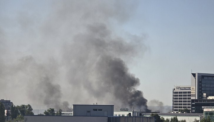 На място незабавно бяха изпратени екипи на пожарната, които се борят с огнената стихия На място незабавно бяха изпратени екипи на пожарната, които се борят с огнената стихия