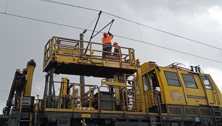 Пожар от късо съединение затвори железопътния участък до приключване на следствените действия