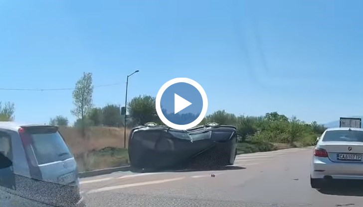 Два автомобила се удариха под „Ботевградско шосе“, единият се преобърна