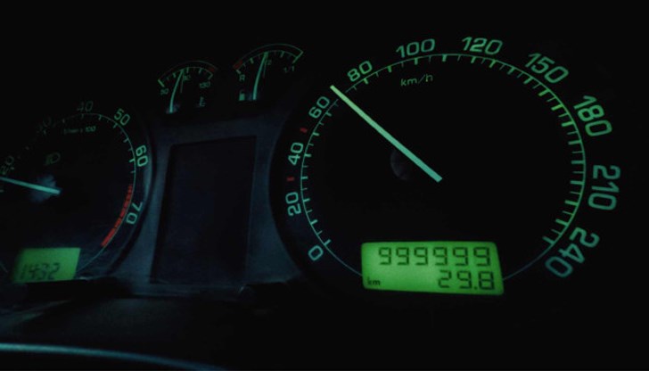 Автомобилът от първо поколение остава с оригинален двигател, скоростна кутия и съединител