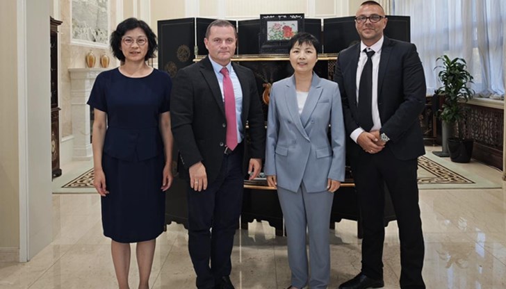 Пенчо Милков обсъди възможности за сътрудничество с посланик Дай Цинли