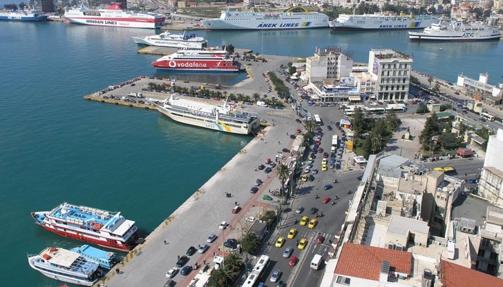 Разгневени туристи попречиха на кораба да отплава към Цикладските острови Разгневени туристи попречиха на кораба да отплава към Цикладските острови