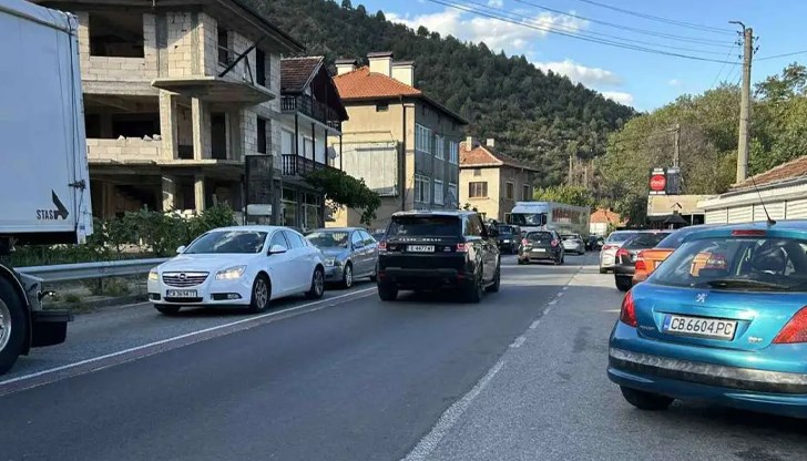 Километрични опашки се образуваха след инцидент с три автомобила в района на Кресна