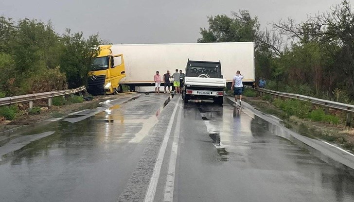 ТИР поднесе и се усука на пътя при мокра настилка
