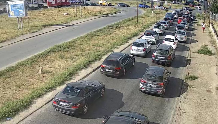 Събота следобед донесе нови километрични опашки по булевардите "България" и "Тутракан" в Русе Събота следобед донесе нови километрични опашки по булевардите "България" и "Тутракан" в Русе