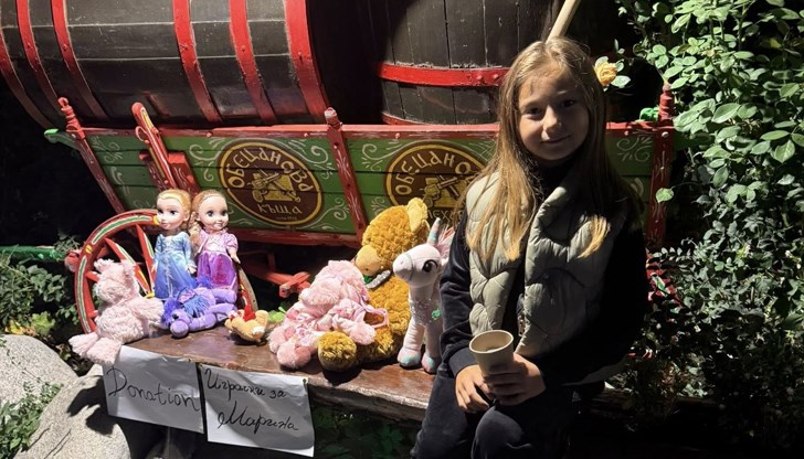 Детето продава играчките си в помощ на приятелката си Марина