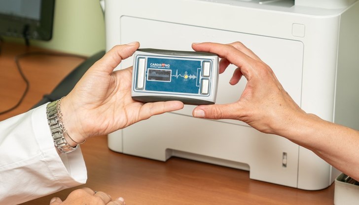 Устройството позволява на пациентите да предават данните си дистанционно до лекар чрез телефон Устройството позволява на пациентите да предават данните си дистанционно до лекар чрез телефон