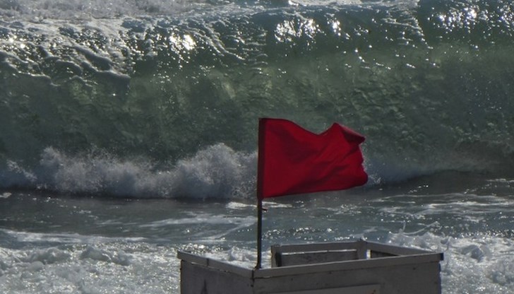 Червен флаг по плажовете заради силно вълнение и северен вятър