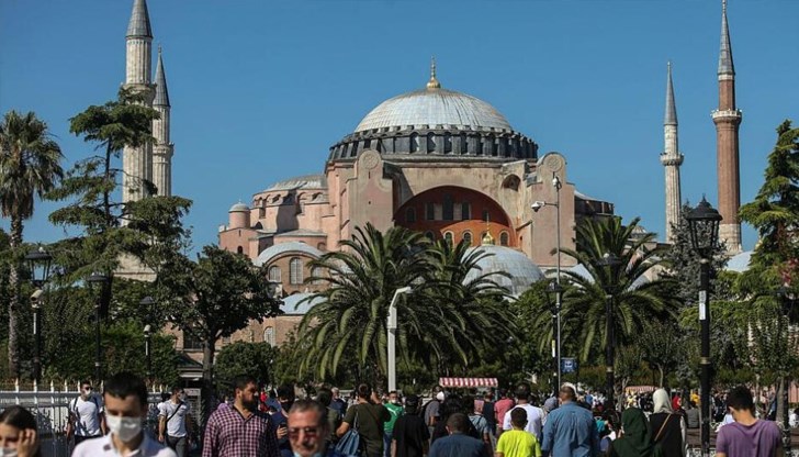 Мъж със скрито лице запали хартии в световноизвестния паметник, но пламъците бяха потушени навреме Мъж със скрито лице запали хартии в световноизвестния паметник, но пламъците бяха потушени навреме